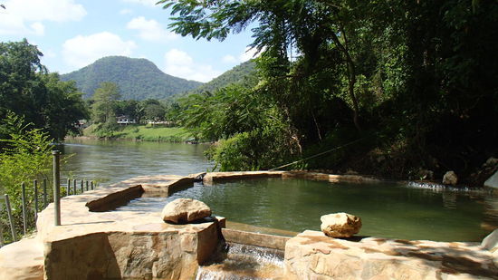 Natural Pool mit River Kwai im Hintergrund