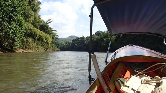 Mit dem Longtailboat zum Mon Village