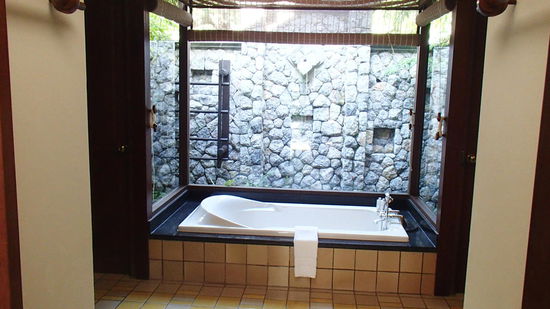 Badewanne und Outdoor-Dusche