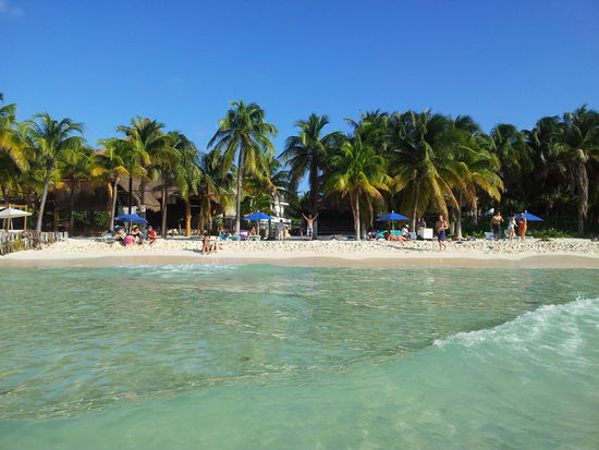 Strand auf Isla Mujeres - im Hintergrund der Verrueckte!