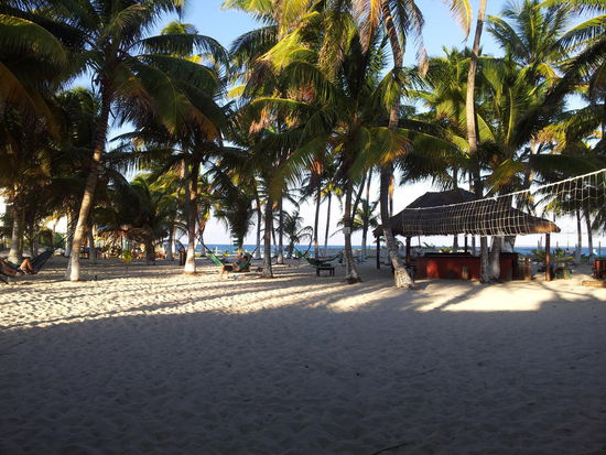 Unser Wohnzimmer - an der Beachbar gibt es den wohl staerksten Cuba Libre des Planeten