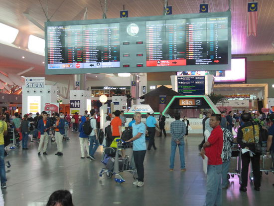 Flughafen KUL: asiatisch mit vielen Essbuden.