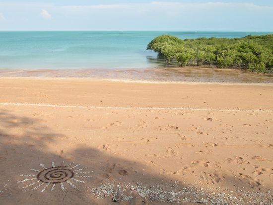 Sobald es Schatten am Strand gibt, kann man hier auch mal abhängen und Muschelbilder formen.