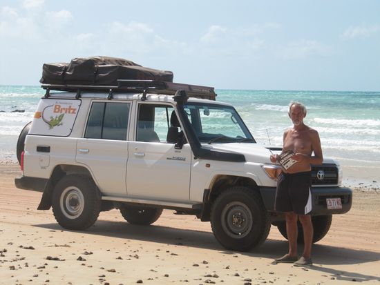 Das ist er. Der neue Britz 5 Berth 4WD. 
Und auch diesen Wagen beherrscht Erich von Anfang an. Diesmal muss er sogar schalten. Bin ich froh, dass ich mir täglich mit aus dem Fenster schauen die Augen strapaziere. Das ständige von rechts an links und wieder zurück schauen, damit wir ja kein Känguru oder (hier oben auch reichlich vertreten) Rind erwischen. Leider haben wir schon so viele tote Kängurus gesehen. Sie verwesen am Straßenrand in jedem Zustand. Der Gestank ist enorm.