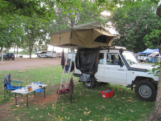 Zeltaufbau in Kununurra (ca. 1 Stunde für uns, nach Peter 10 min.) Anschliessend war aber duschen angesagt.
