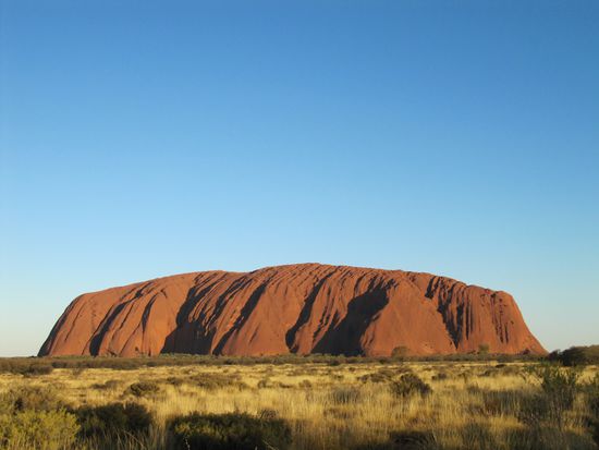 Endlich ... der Uluru,  Heiliger Berg der Aborigines, 350 m hoch über der Dünenlandschaft, etwa 3 km lang, bis zu 2 km breit.