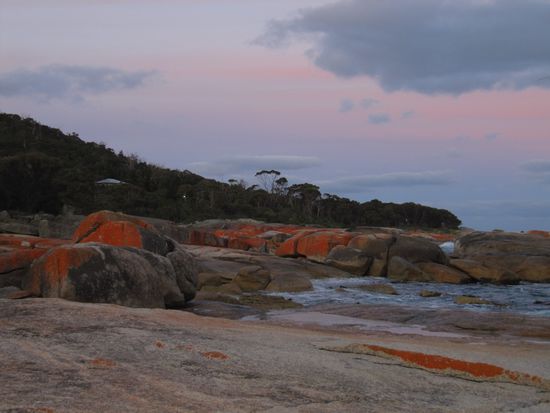 Blutrote Felsen bei Sonnenuntergang.