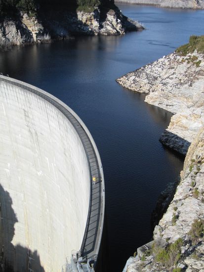 Die Staumauer, eine Bogenstaumauer aus Beton, ist die fünfthöchste in Australien. Das Wasserkraftwerk an der Staumauer ist das größte Tasmaniens. Wir haben uns beide auf die Mauer getraut.