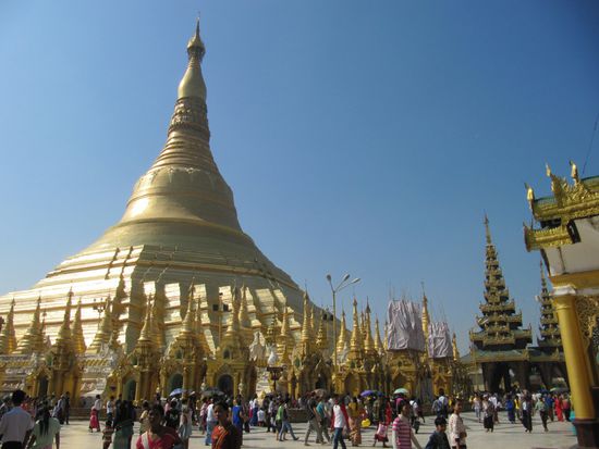 Der zentrale Chedi auf der insgesamt 60.000 Quadratmeter großen Plattform ist nur ein Teil von zahlreichen Gebäuden auf dem Shwedagon Hügel. Er ist umgeben von zahlreichen kleinen und größeren Tempeln, Chedis und Stupa und Hunderten von stehenden, sitzenden und liegenden Buddhafiguren.
