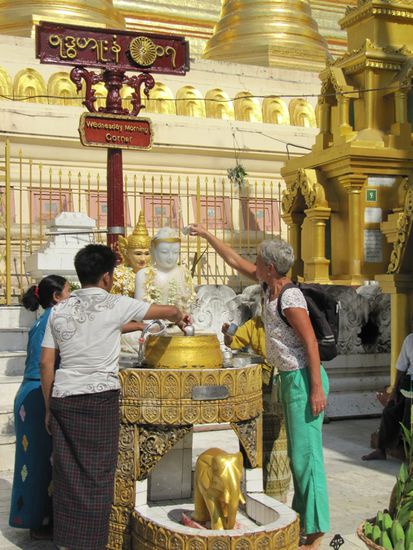 Das Übergießen des eigenen Buddhas und des zugehörigen Tieres bringt viel Glück. Hier Hillo an der "Mittwoch morgen" (Geburtstag!!!) Corner.