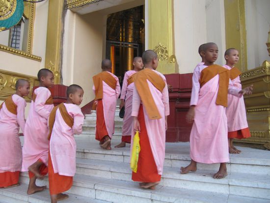 Abends nochmals zum Shwedagon mit vielen großen und kleinen Gläubigen.
TIP. Der Eintritt (8 US$ pp, klar, nur für Ausländer) gilt - entgegen großer anderslautender Plakate - den ganzen Tag. Man geht also 2mal hin: Morgens und als absolutes Muß dann Abends.