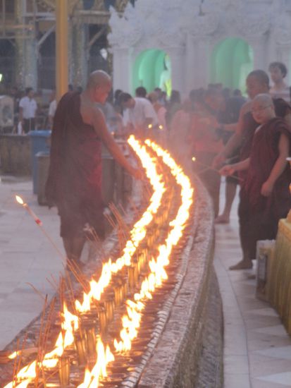 Mönche entzünden die Nachtlampen und Räucherstäbchen.