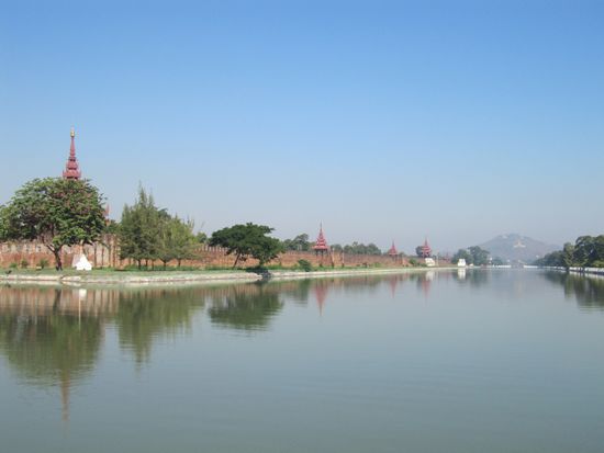 Der alte Königspalast im Zentrum von Mandalay. Quadratisch mit Seitenlänge 2 KM !!! Bekannt (???) auch aus dem Roman von Amitav Gosh: Der Glaspalast. Hillo hats 2mal gelesen, 1mal für mich mit.