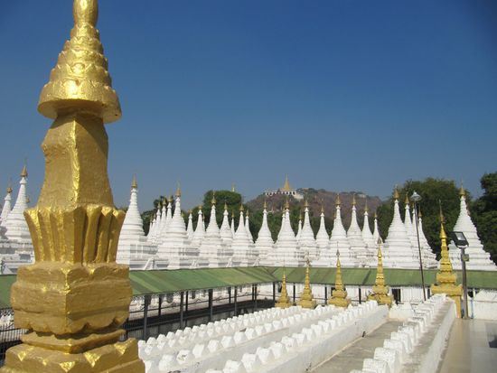 Überall Pagoden, Köster, Paläste. Im Hintergrund Mandalay Hill.