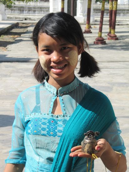 Unsere Glöckchen-Verkäuferin mit Tanaka (in Blattform) auf den Backen.
