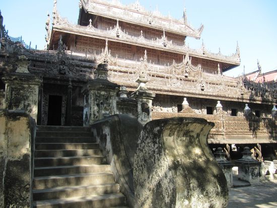 Das alte königliche Kloster, ganz in Teak-Holz.