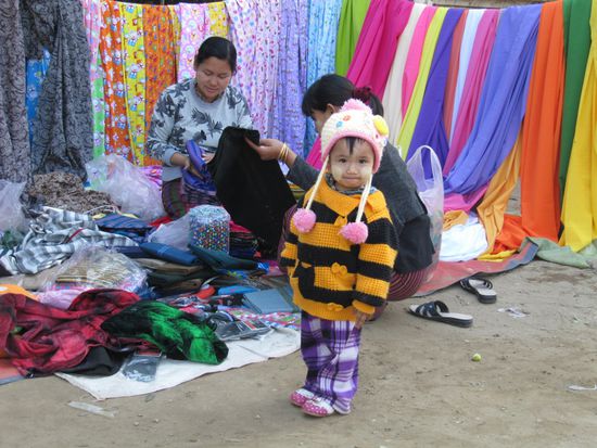 Kein Ort ist zu schade für ein kleines Geschäft. Die Kinder sind immer dabei.