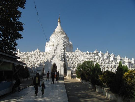 Ein Tagesausflug mit dem Taxi (40 US$) brachte uns morgens zunächst nach Mingun nördlich von Mandalay am Ayeyarwady-Fluß. Hier die Hsinbyume Pagode in Mingun. Ganz in weiß.