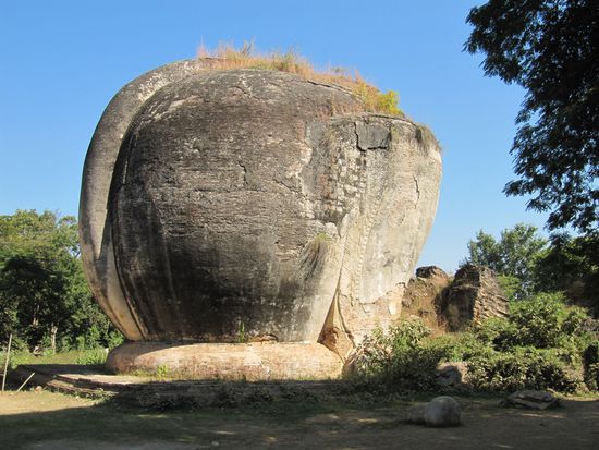 Einer von 2 Steinelephanten, die die unvollendete Mingun-Pagode bewachen.