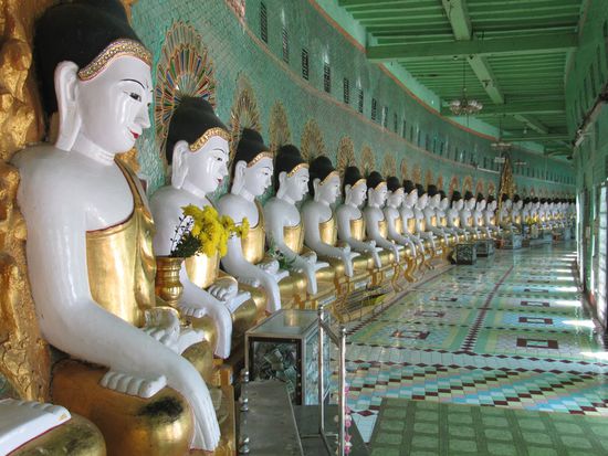 Buddhas in Reih und Glied.