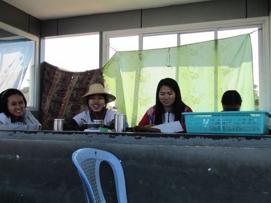 Die Damen "kassieren" 100 MyanmarKyat (das sind immerhin 7 cent) für die Überquerung der Sagaing-Brücke. Zu viert.