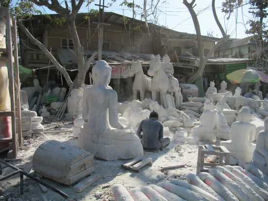 Mandalay ist die Hochburg für die "Produktion" von Buddhas aus Stein, Marmor, Gips.