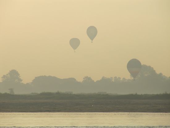 Abschied von Mandalay in den kalten Morgenstunden.
Mandalay: 
"Denn nichts lenkt den Menschen so von seinem guten Urteile ab, wie geografische Ortsnamen, geladen mit alter Sehnsucht und bepackt mit tausend Gedankenverbindungen, und wenn er dann hinkommt, ist alles halb so schön. Aber wer traut sich denn, das zu sagen...!"