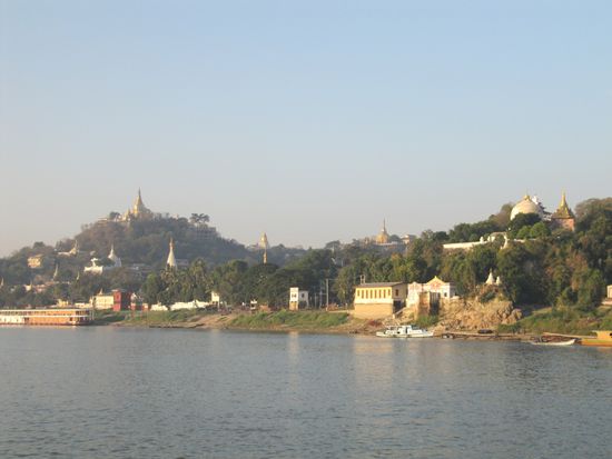 An den Ufern des Irrawaddy um Mandalay stehen Hunderte von Pagoden.