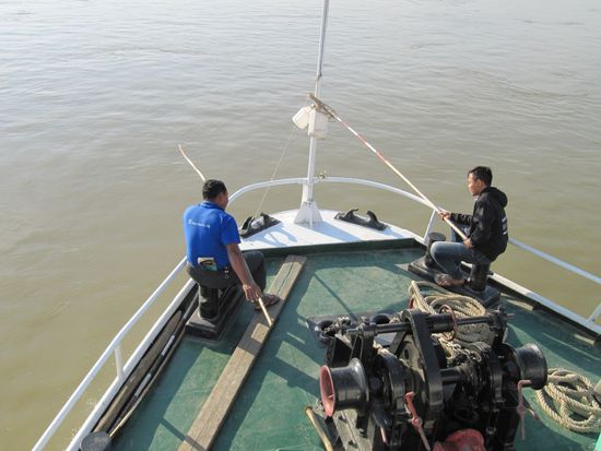 Gegen Ende der Fahrt in der Nähe Bagan wird mit Stangen gelotet. Das Boot fährt kreuz und quer über den Fluß, um die tiefsten Stellen zu finden.