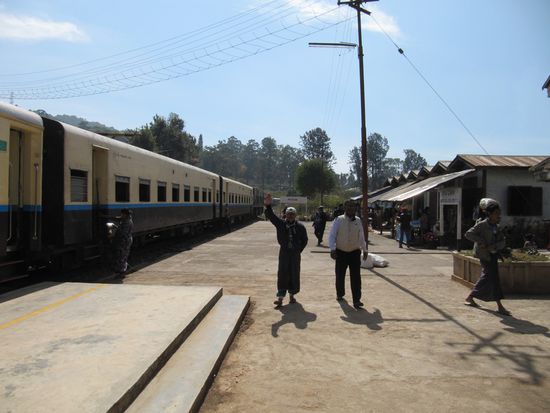 Der mit der erhobenen Hand hat mir - um die Wartezeit am Bahnhof zu überbrücken - lang und breit die verschiedenen Myanmar-Loks erklärt und ob ich denn auch "KRUPP" kennen würde. Klar, kenn ich. Die meisten Loks sind heutzutage allerdings aus Frankreich ???!!!