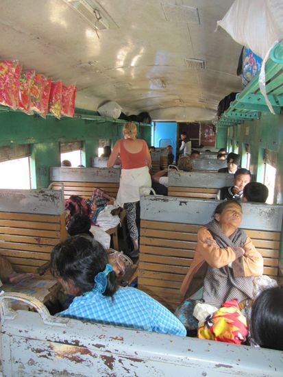 In der 3. Klasse 3 Stunden Zugfahrt für 500 MKyat (=35 cent). Holzbänke, offene Fenster, Essenverkäufer, alles picobello.