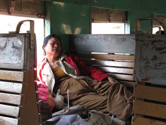 Am besten, man schläft gleich ein. Das machen übrigens alle, außer uns, na ja, außer mir.