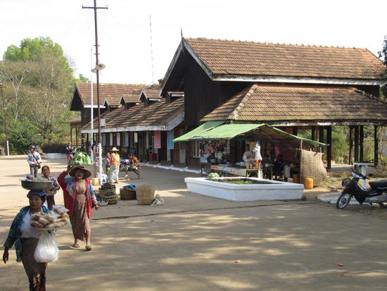 Am Bahnhof immer das gleiche Bild: der Essenvorrat wird erneuert.
