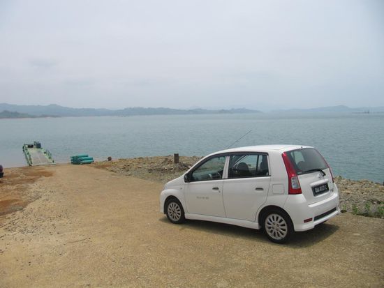 Unser erstes Auto:  Perodua Viva 1.0(A) . 600km gefahren, 30 L getankt, 15 Euro bezahlt. Super. Hier am Anleger für das Batang Ai Hilton Ressort.