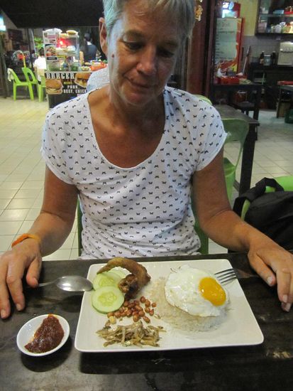 Zurück in Kuching: Hillo probiert manchmal komische Sachen.