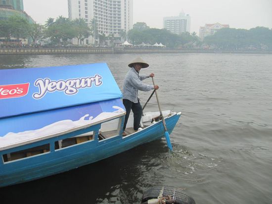 Crossing the Sarawak-River in Kuching für 0,5 RM pp.