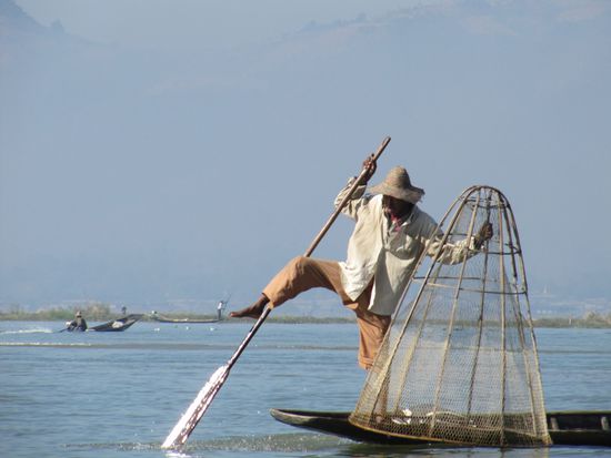 Aber es gibt noch echte.
Der See liegt 875 m über dem Meeresspiegel, hat eine Oberfläche von 12.000 Hektar und ist damit der zweitgrößte in Myanmar.