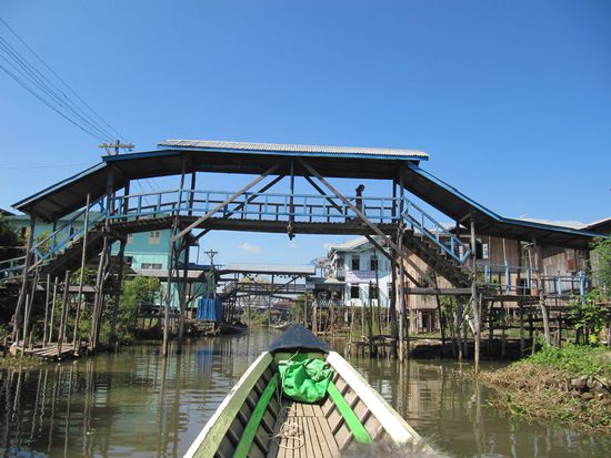 ...durch Holzbrücken verbunden.