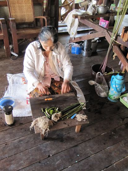 Hier werden Lotusfäden aus dem Stengel der Lotuspflanze gewonnen und zu Textilien verarbeitet. Ein echter, reiner Lotus-Schal kostet dann ca. 100 Dollar.