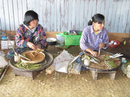 Kräuterzigarren-Herstellung. Wir haben keine probiert.