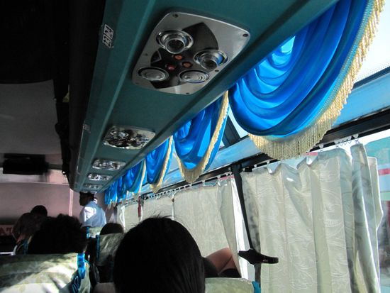 Unser Bus, von außen MAN, von innen Birma.