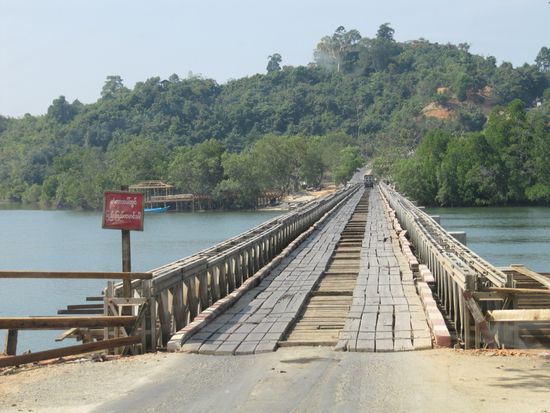 Nach 6 Stunden Busfahrt durch die noch unberührte Landschaft des Irrawaddy-Deltas dann die Anfahrt zum Strand über eine Holzbrücke.