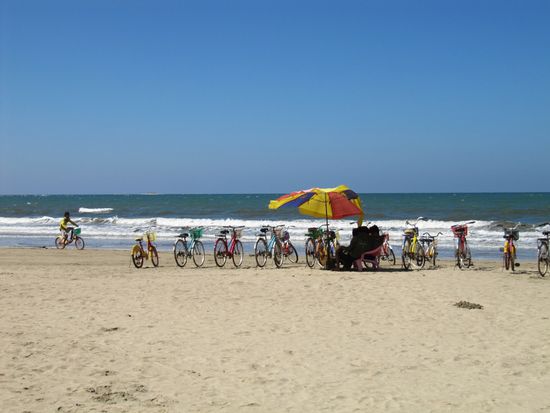 Was macht der Birmese am Strand? Fahrrad fahren. Auch gerne Tandem oder Dreier-Tandem (heißt das so?).