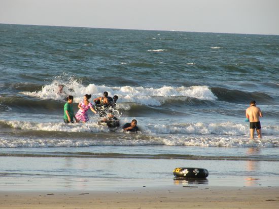 Natürlich Tubing. Schwimmen können nur die wenigsten. Die Birmesen lachen unentwegt und haben Riesen-Spaß, an allem.