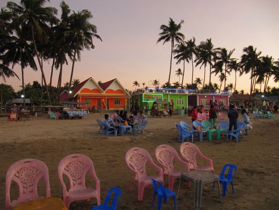 Oder einfach nur dasitzen.
PS. In dem roten Häuschen wollten wir eigentlich zu einem Spottpreis einziehen, einfach, aber total sauber, alles da, bis man uns sagte, daß man keine "Lizenz für Touristen" hätte. Es gibt also Hotels für Touristen und solche für Einheimische. Cool.