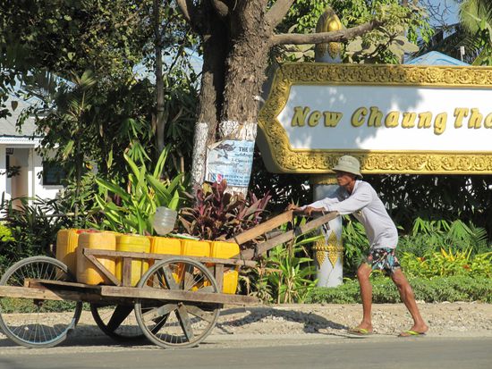 Die "Wasserfahrer" fahren den ganzen Tag mit ihren schweren Karren die sehr lange, heiße Küstenstraße entlang; oft nur mit nackten Füßen. Dann wieder leer zurück. Und wieder von vorn.