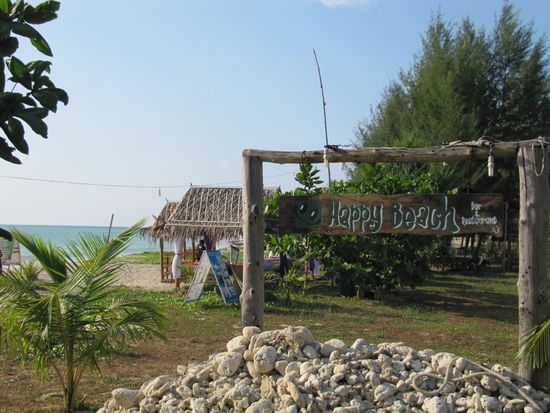Noch besser: Happy Beach nochmal 5 km weiter nördlich. Im zugehörigen Restaurant findet man auch 2 große dicke schwarze Schweine, die wohl Narrenfreiheit haben, aber dann doch meist schlafen und nur die Wege blockieren.