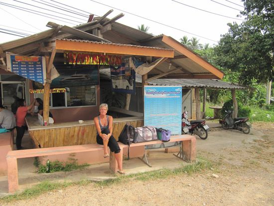 Warten auf den Bus nach Khanom.