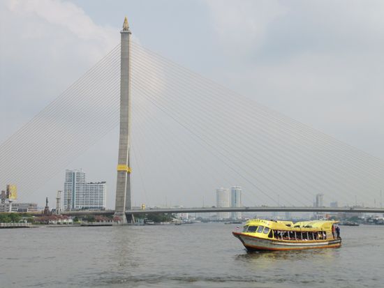 Bangkok kann man nur lieben oder hassen. Wir lieben es. Niemand weiß wirklich, wieviel Menschen hier wohnen.