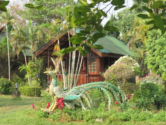 Unser Garden-Hotel in Chiang Saen. Chiang Saen ist ein sehr schönes kleines Städtchen am westlichen Ufer des Mekong (das gegenüberliegende Ufer befindet sich in Laos). Es gibt eine alte Festungsmauer und Wats rundherum, die wir mit den Fahrrädern vom Hotel morgens erkundet haben. Also bloss nicht am Golden Triangle übernachten, viel zu touristisch, sondern weiterfahren bis Chiang Saen.